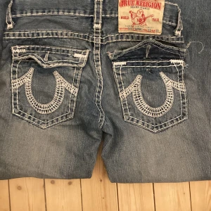 True religion jeans - True religion jeans storlek 32, 33 knapparna på bakfickan har gått av😅 Skriv privat för funderingar🔥🙏
