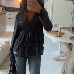 Grå topp med rosett - En supersöt topp med en rosett där fram✨⭐️