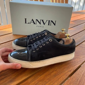 Lanvin skor  - Hej! Säljer nu dessa sjukt snygga lanvin skor. Skorna är i okej skick 7/10, ingen orginal sula i. Med skorna medföljer dustbag