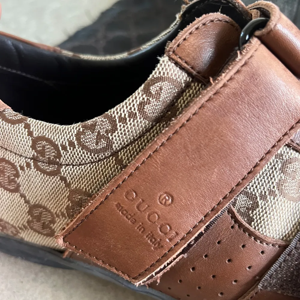 Riktigt snygga vintage Gucci skor! Feta skor med snygga detaljer. Storlek  42 1/2 men funkar även för 43. Skick 7/10 synligt använda men inget märkvärdigt. Dustbag tillkommer Priset går att diskuteras vid snabb affär. Fraktar samma dag!. Skor.