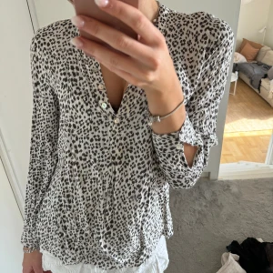 Skjorta i leopardmönster! - Jättefin blus/skjorta i leopardmönster! Bra skick! 🥰