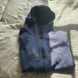 Nike tech - Säljer en blå Nike tech, använd förtal gånger. 