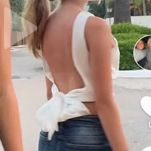 Zara topp - Jätte fin topp ifrån zara i sammet, med knytning i ryggen!! Båda bilderna är mina❤️