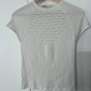 As snygg topp💞 - Snygg topp från zara med hål i, går att ha till vardags men också till fest🤍🪩