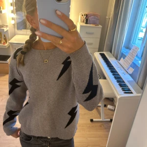 Stickat tröja🍁 - Jätte söt tröja som är perfekt för hösten🤎 Lappen på tröjan är tyvärr borta men jag skulle säga att den är i Xs💕 I väldigt bra skick och har använt den sparsamt🍁