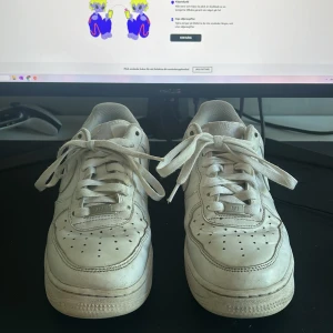 Air force 1 - Hej! Säljer air force 1s i storlek 41. De är mycket använda vilket ni ser på bilderna. Det finns fläckar på flera ställen men rengör ni hemma så går det säkert att få bort. Skriv vid minsta fundering eller om ni vill ha fler bilder 💯🤙🏻🙏🏻.