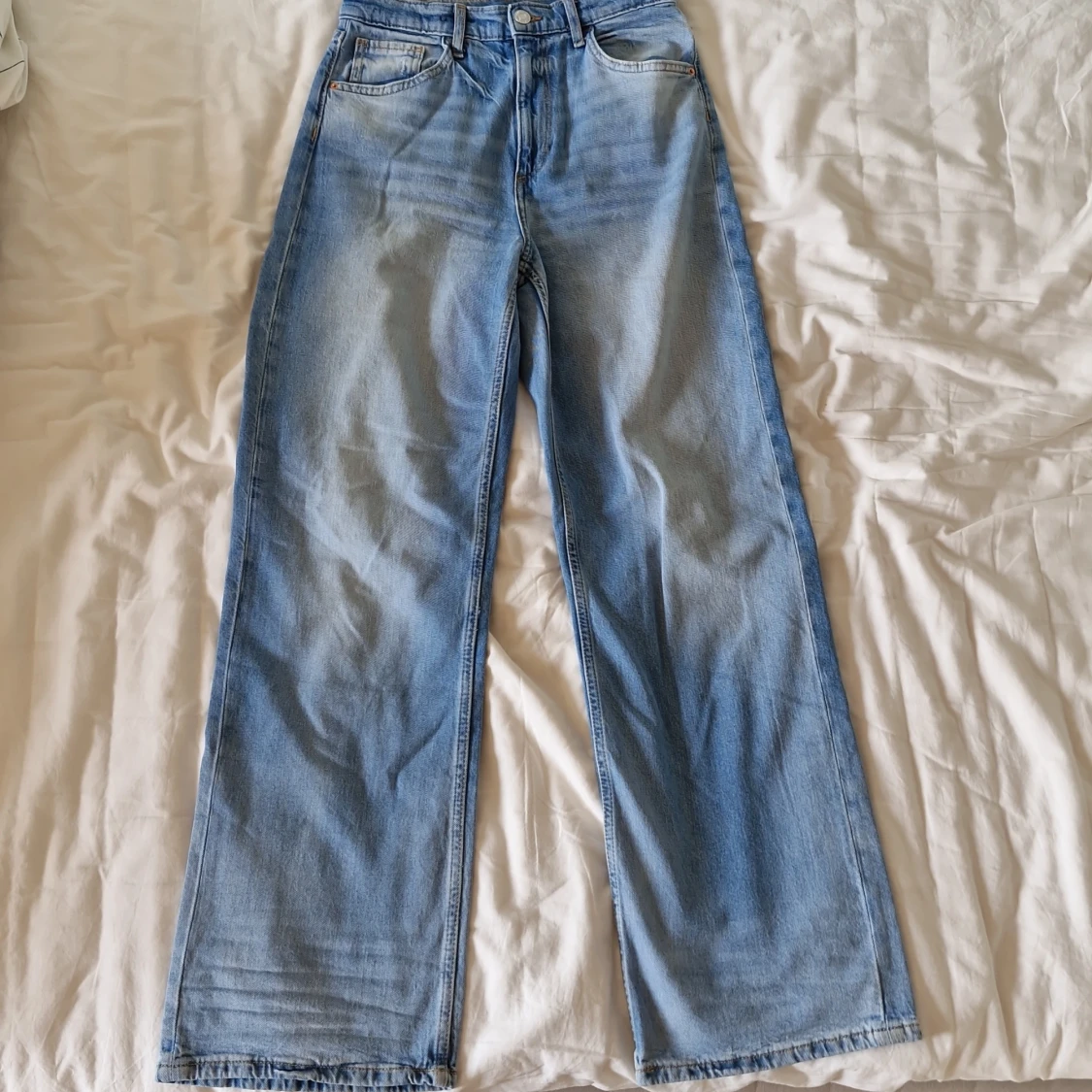 Blå jeans med normalhög midja från H&M