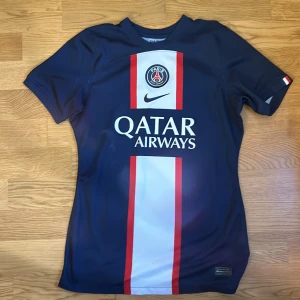 Psg fotbolls tröja - Psg tröja i storlek S (äkta!!) inga skador❤️