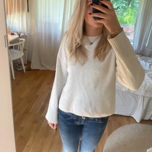 Stickad tröja - Stickad tröja från & Other stories, den är i fint skick. Nypris 550kr❤️❤️