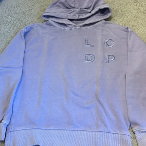 Les coyotes de Paris hoodie! - Supersnygg LCDP hoodie i lila!💜 säljer då jag köpte fel storlek. Inga defekter. Köpt för 2599 men säljer för 600kr. Skriv för fler bilder!