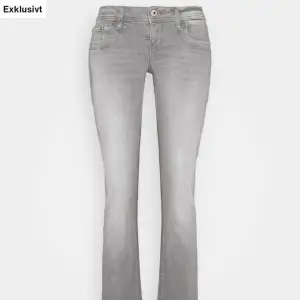 Jättesnygga Jeans som är använda sparsamt, det är storlek 26/32 skulle säga de är som s.   Nypris 949