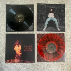 Louis Tomlinson vinyl - Louis Tomlinsons album Walls på vinyl, LP skiva. Kan sälja båda för ett billigare pris! Skriv så diskuterar vi pris!🥰