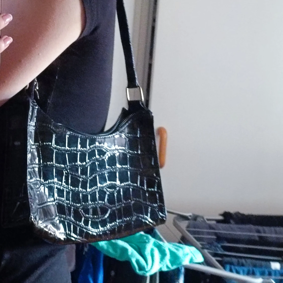 Svart axelväska med krokodilmönster - 90