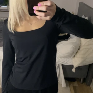 Svart tröja - Typ silkes material använd fåtal gånger 