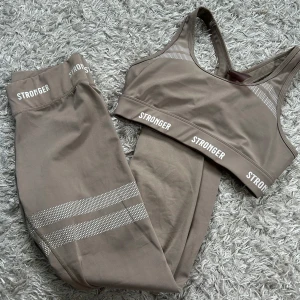 Träningsset  - Ett jättefint beige/ militärgrönt träningsset från Stronger💕säljer då ja inte använt träningskläderna på ett tag
