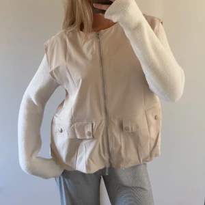 Väst - Beige väst, perfekt till hösten! Uppskattad storlek M🤎🫧☁️