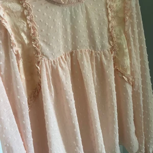 Blus zara - Säljer min söta blus från Zara då den inte kommer till användning. Blusen är endast använd vid fåtal tillfällen. Blusen är i storlek M men passar xs/s 