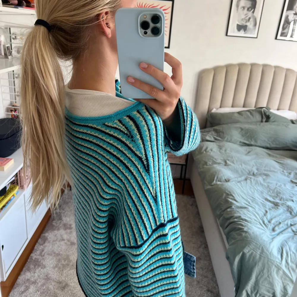 Drömmig lisa yang cashmere tröja i storlek M! Köpt för 4000, nyskick!! Inga defekter och endast använd 1 gång🩵. Tröjor & Koftor.