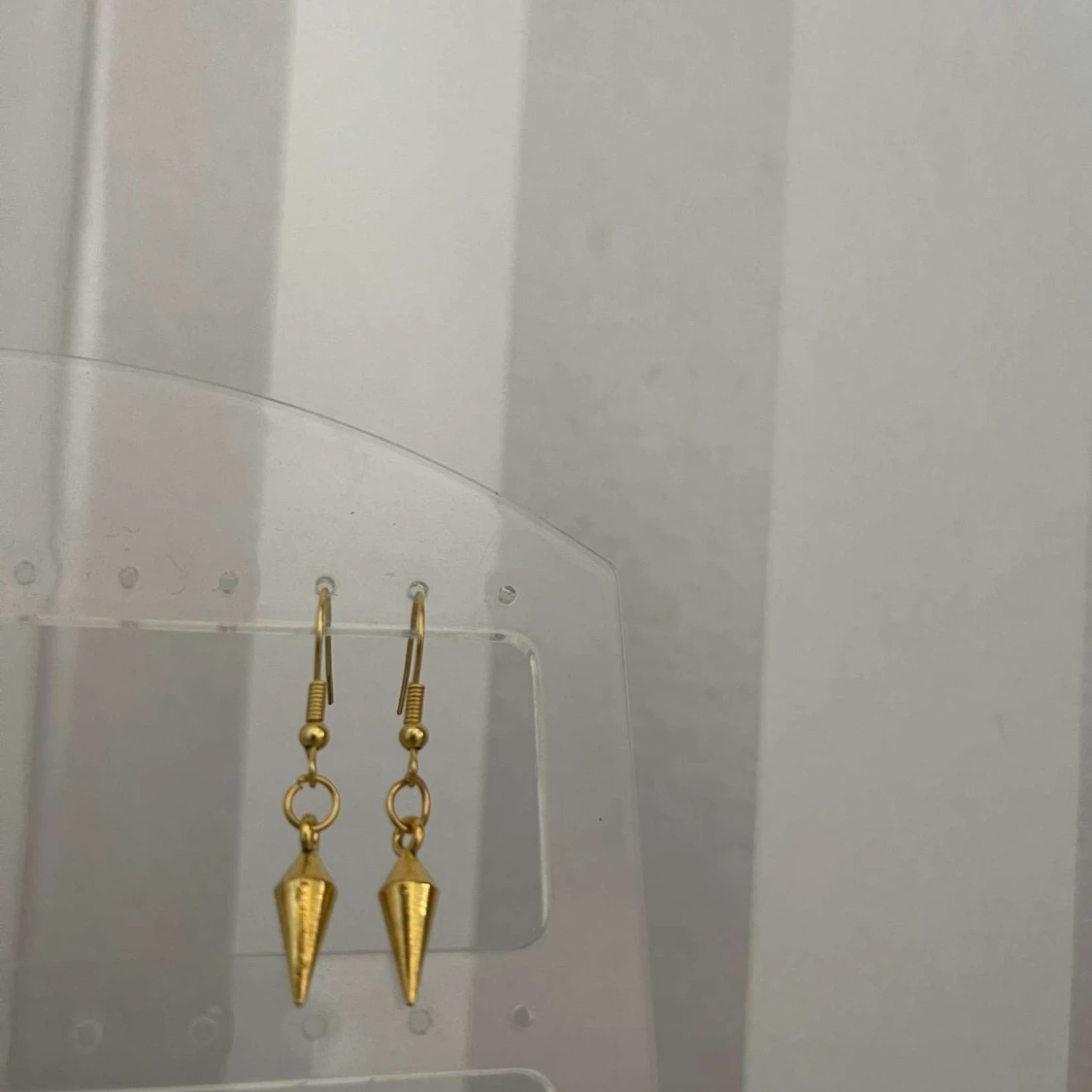 Guldiga konformade örhängen