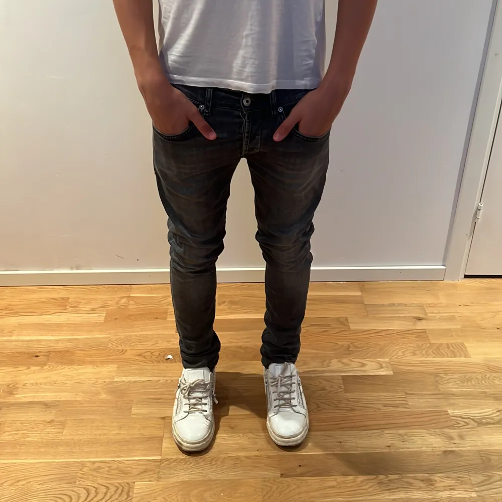 Tja säljer dessa jeans till ett bra pris pågrund av att de ej används längre|de e som nya dvs inga defekter|vid minsta fråga så e de bara att skriva| modelen på jenas är George och modelen på bilden är 172. Jeans & Byxor.