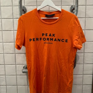 Peak Performance T-shirt - Peak Performance T-shirt som är helt oanvänd som bara har legat i garderoben satt skicket är 10/10 Storlek S och är true to size