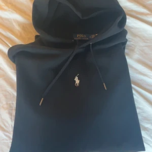 Polo Ralph Lauren - Säljer en riktigt snygg å skön Ralph Lauren hoodie i strl M i bra skick. Använd några gånger men i väldigt bra skick. Nypris 2195, mitt pris 850. Kan gå ner i pris vid snabb affär!