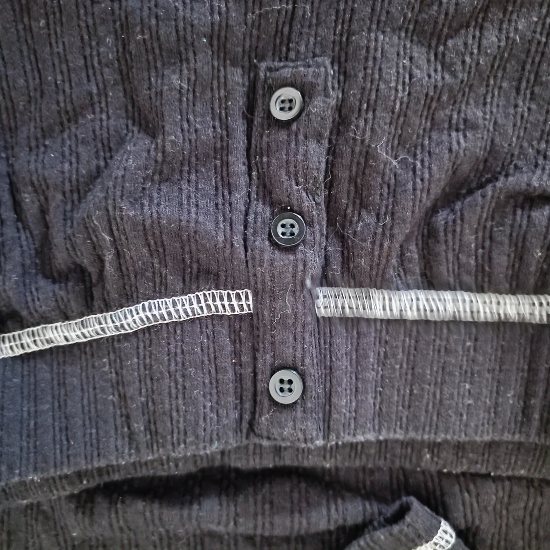 Svart ribbad tröja från Joyspun - 91