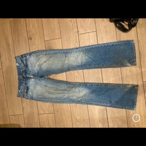 Lågmidjade Jeans  - Ett par jätte fina lågmidjade jeans som tyvärr inte kommer till användning. Dom har ett håll i skrevet😊