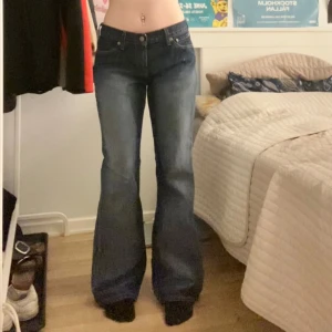 Levis jeans - Baggy/bootcut Levis jeans, köpta secondhand. God kvalite med små slitningar längst ner. Storlek står inte men jag är 156cm och brukar bära S, dock är de stora på mig och bär de baggy. Skriv om ni vill ha mer bilder eller nått osv🥰