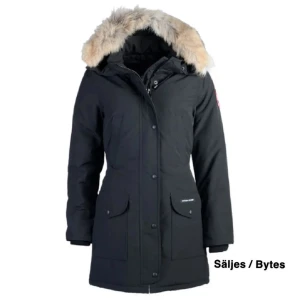 Canada Goose Dam - Säljer Canadagoose jacka, modell trillium parka. Sparsamt använd, köpt på plick & äkhetsbevis finns, samt äkta päls.  Kan även tänkas byta mot en M/38 Kan gå ner i pris vid smidig affär 