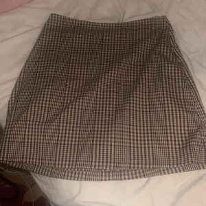 BRUN RUTIF KJOL - så nice höstig kjol som jag bara använt en gång när jag var 18 år, nästan nyskick. Använder inte plagget. Väldigt bra och skönt material med dubbelsidigt tyg inuti. Går att buda på!!<3