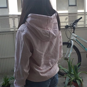 Pink hoodie - Säljer nu min råsa hoodie från Calvin Klein. Använd ett fåtal gånger. 100% bommul.