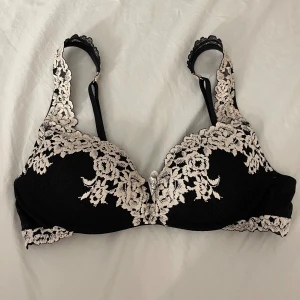 Intimissimi bh - Jätte fint skick, köptes i mitten av augusti och använd fåtal gånger. Slutsåld på hemsidan k denna storlek!! Köptes för 500kr💞💞🥰