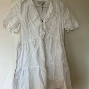 Vit miniklänning  - En jätte fin vit miniklänning från zara som endast är testad även prislapp kvar. Säljer då den var för liten för mig helt slut såld på zara💗