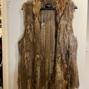 HOLLIES Päls väst  - Äkta hollies päls väst. Hel och fin.