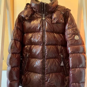 Moncler maya - Moncler maya Inga synliga defekter Storlek 4 fits mig som är 187 väger 87