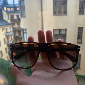 Solglasögon från Ray-Ban - Säljer ett par snygga solglasögon från Ray-Ban( boyfreind). Nytt skick, ändast använt ett par gånger. Skriv om du är intresserad 