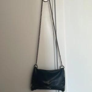 Handväska  - En mycket fin handväska ifrån gina tricot. Den är i fint skick, sparsamt använd.