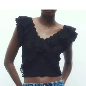 Topp - Säljer denna populära topp från Zara. Använd ett par fåtal gånger. 💓💓