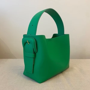 ARKET Grön Väska Mellan - Arket axelremsväska i 100% läder, oanvänd 💚💚 Mått 25 x 19,5 x 14