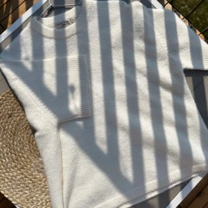 Stickad topp - Stickad topp från Gina, har läppen kvar och har aldrig använts. Strl S och säljes för 200 kr