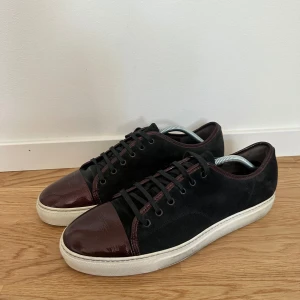 Lanvin skor  - Lanvin skor i storlek 44. Bra skick, inga skador bar lite smutsiga på sulan, men går säkert bort med lite rengöring! 