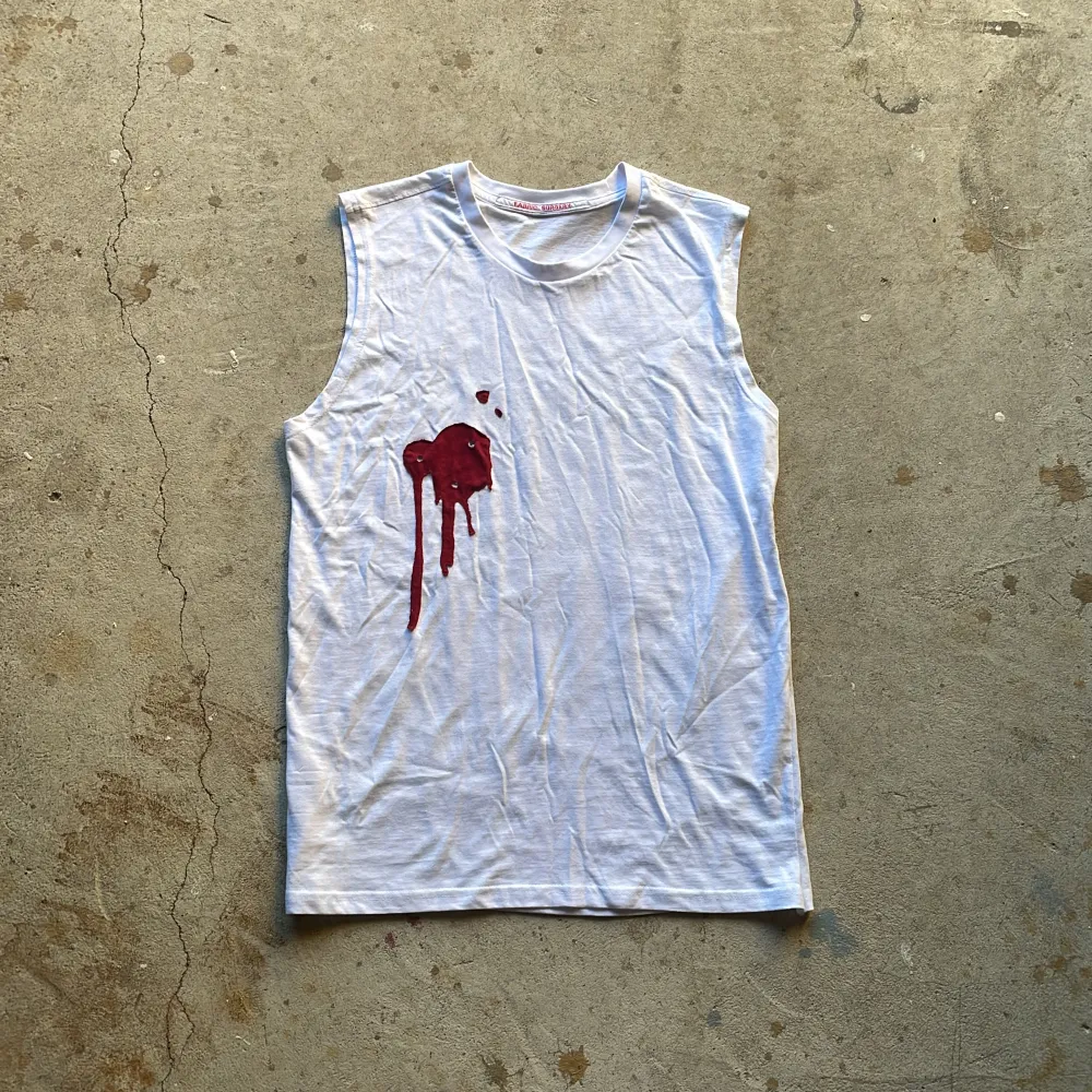 Tanktop med bloodstain design. Vintage skick utan flaws. . T-shirts.