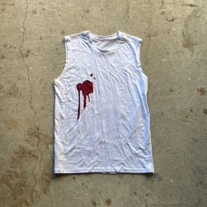 Blood stain tank - Tanktop med bloodstain design. Vintage skick utan flaws. 