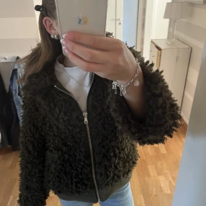 Grön H&M jacka  - Jätte fin höst jacka, som tyvär inte kommer till användning 💓