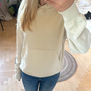 beige hoodie  - Hoodie ifrån Lindex💕 Väldigt mysig och bara använd ett fåtal gånger! Storlek 152 men själv skulle jag säga att den kvalificeras som större än det😅 Dåliga bild så kom privat för fler! Pris kan självklart diskuteras🥰