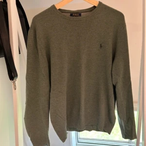Stickad polo sweatshirt  - Tja säljer nu denna feta polo stickade sweatshirt, den är 100% merinoull och är i Storlek L men passa även M Den behövs strykas  , 8/10 skick olivgrön/grön färg Pris kan diskuteras vid snabb affär