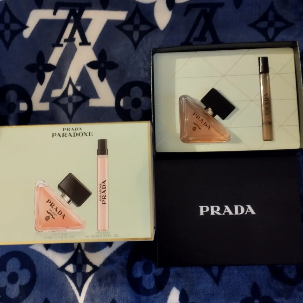 Säljer en lyxig parfymbox från Prada Paradoxe. Setet innehåller 50ml & 10ml. Endast testsprutad - doftar helt underbart . Parfym.