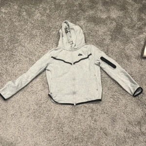 Nike tech - Säljer denna snygga nike settet köpt för 2000  på nikes hemsida,säljes för 800 priset inte hugget i sten!