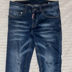 Dsquared2 jeans  - Dsquared 2 jeans mörk blåa i ett bra skick äkta som har blivit för små  Storlek 160-170 Slim fit